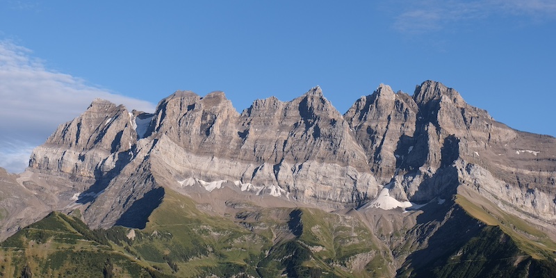 Barbara Steinemann, CC BY-SA 4.0 <https://creativecommons.org/licenses/by-sa/4.0>, via Wikimedia Commons Pass Grosser St. Bernhard: Soumei Baba, CC BY 2.0 <https://creativecommons.org/licenses/by/2.0>, via Wikimedia Commons